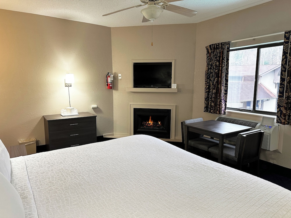 DELUXE, KING BED
