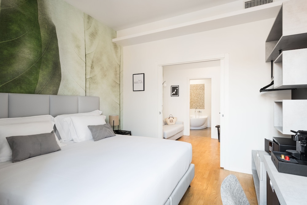 DELUXE, SUITE