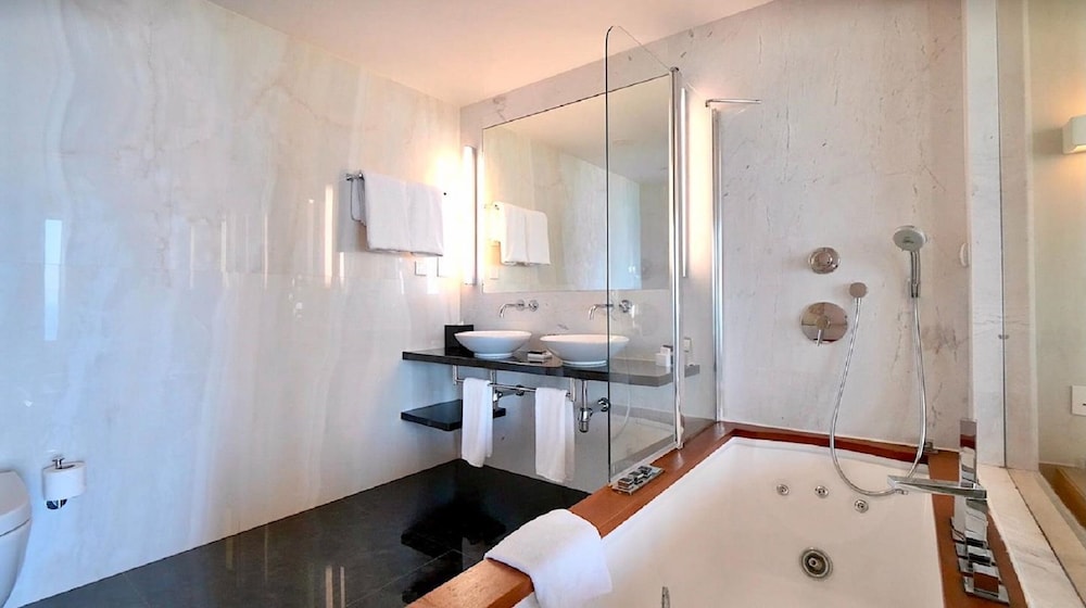 Sunrise Pearl Hotel & Spa 49/50