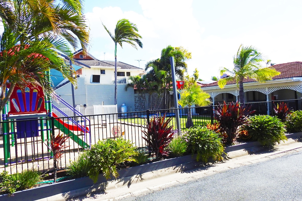 TROPIC COAST MOTEL 62/74