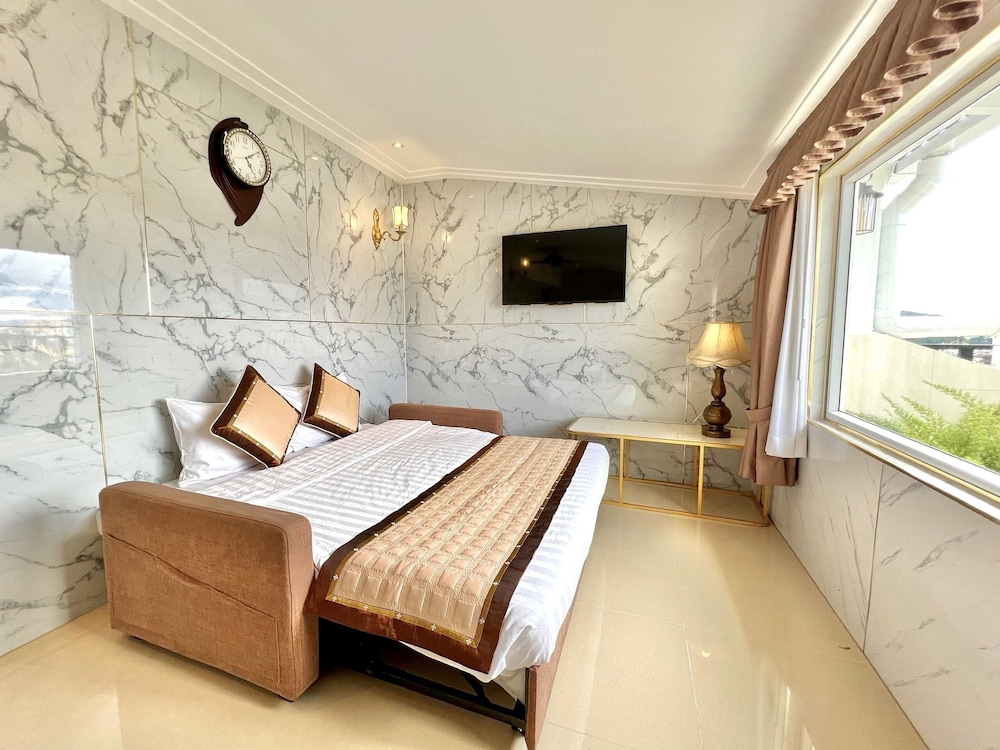Tulip Hotel 3 58/81