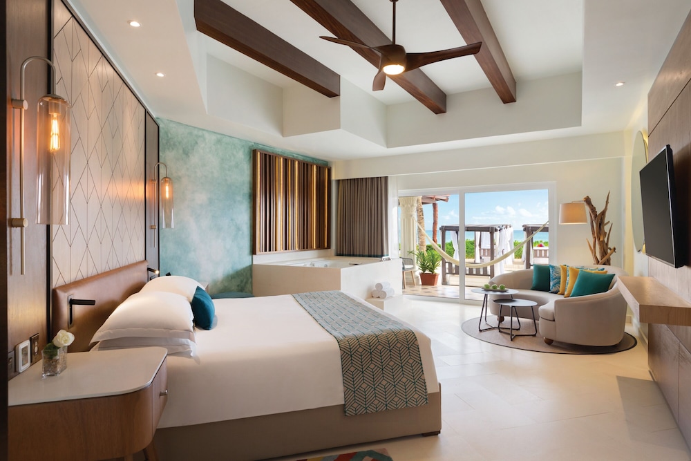 WALKOUT, JUNIOR SUITE, KING BED, OCEAN FRONT