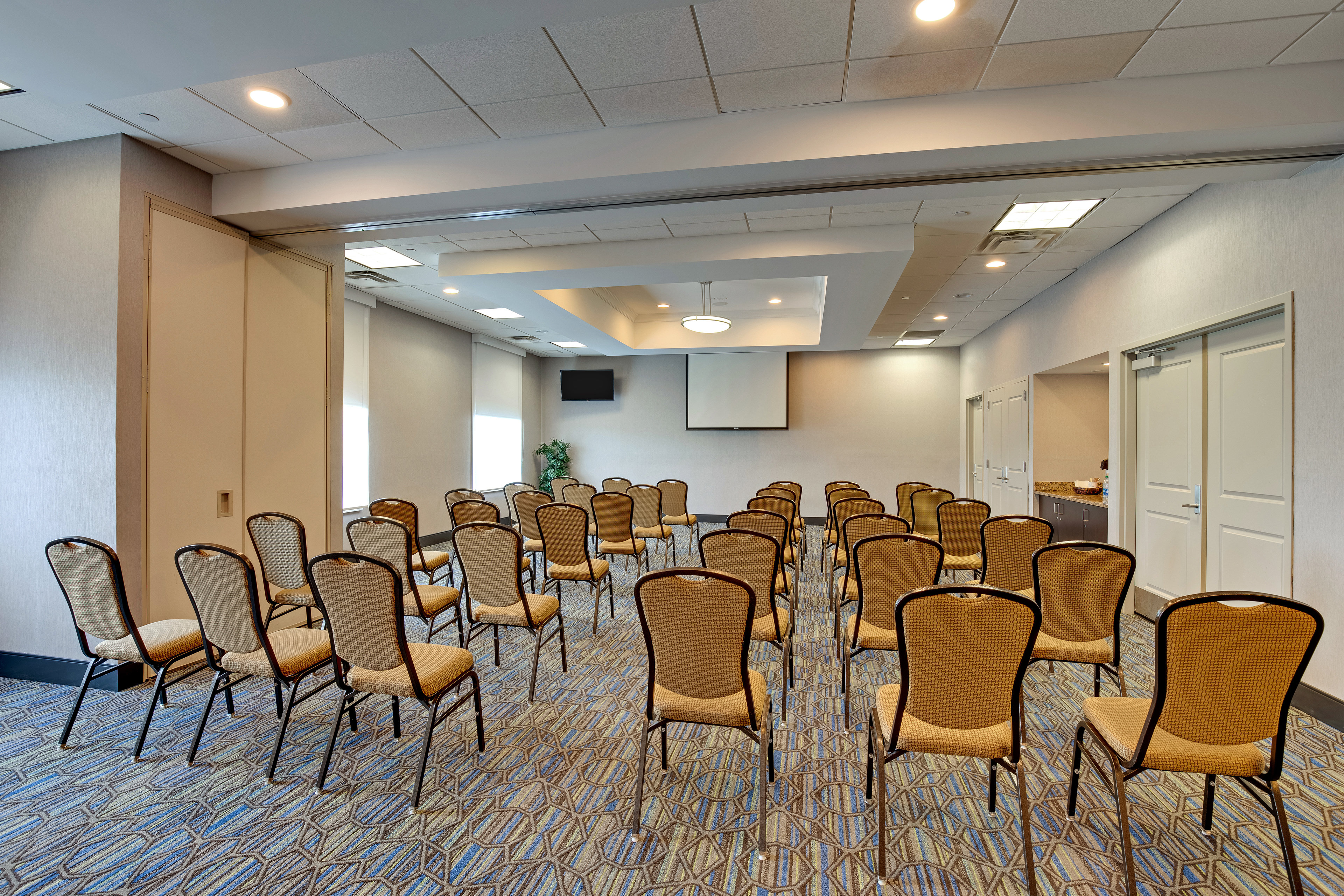 Holiday Inn Express Hotel and Suites Nashville-Opryland 56/64