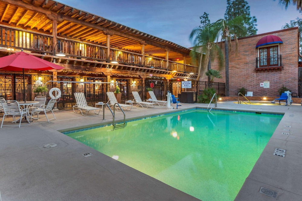 Comfort Suites Tucson near Sabino Canyon 6/47