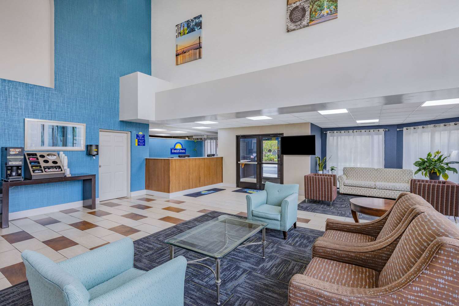 Days Inn & Suites by Wyndham Savannah Midtown 34/56