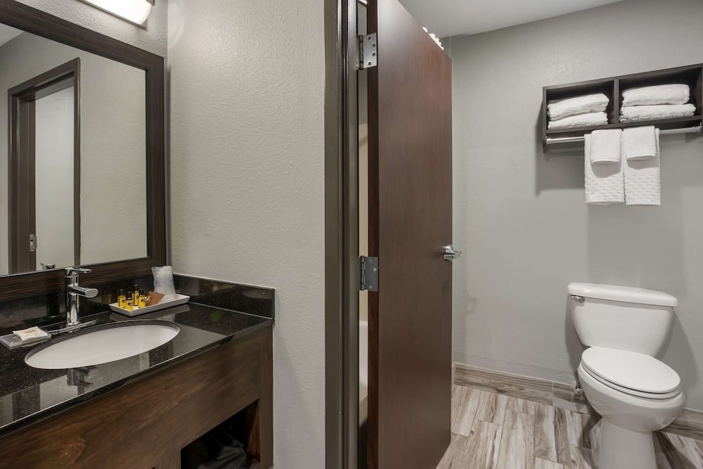 غرفة تنفيذية بسرير كينج، Best Western Plus Columbia Inn 6/7