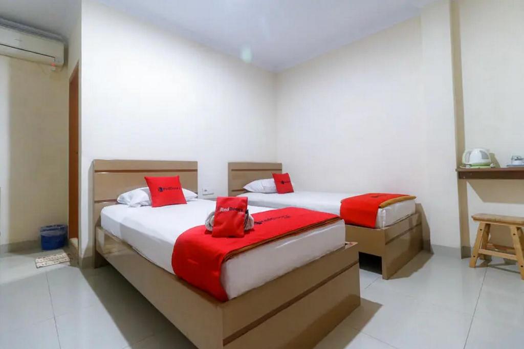 RedDoorz Plus near WTC Batanghari Mall 11/27