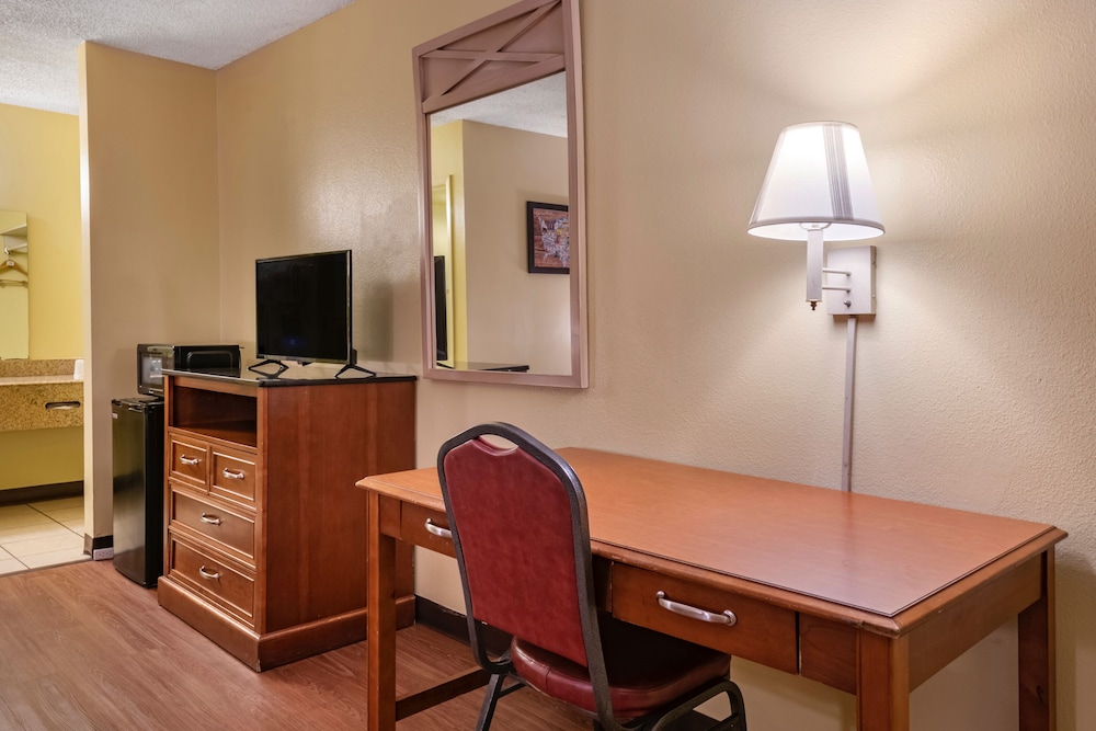 Econo Lodge Inn Suites Maingate Central 26/33