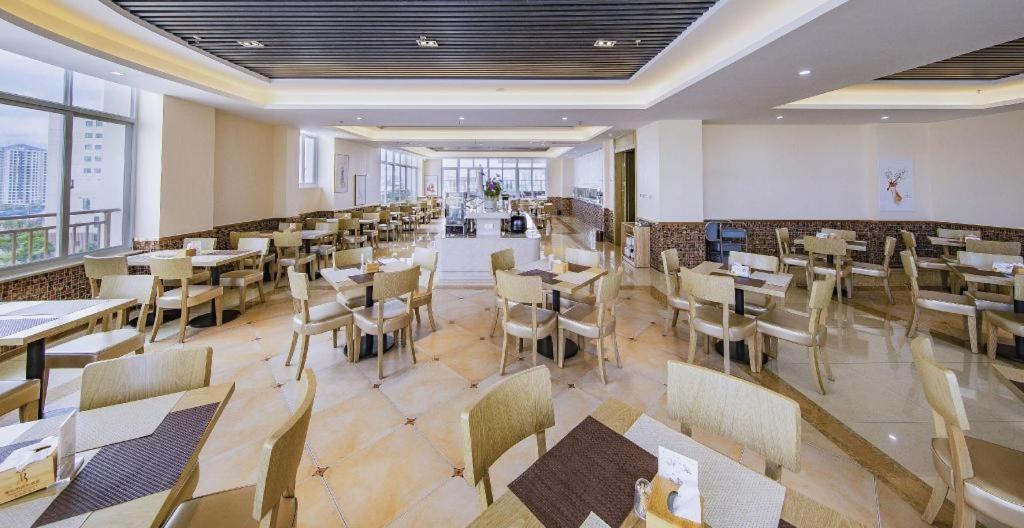 Vienna International Hotel (Sanya High-speed Railway Station) 33/39