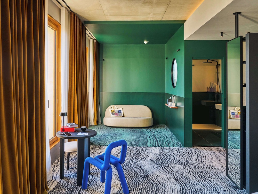 TRIBE Paris Clichy 32/54