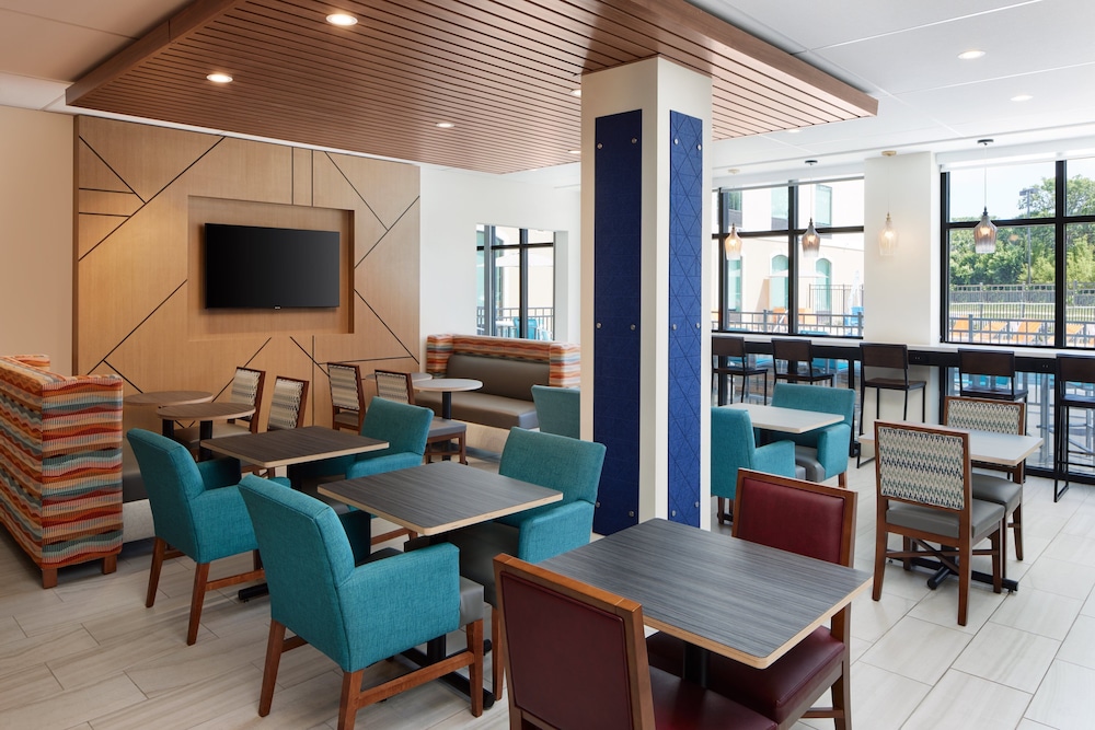 Holiday Inn Express & Suites Gulf Breeze Pensacola Area 38/52