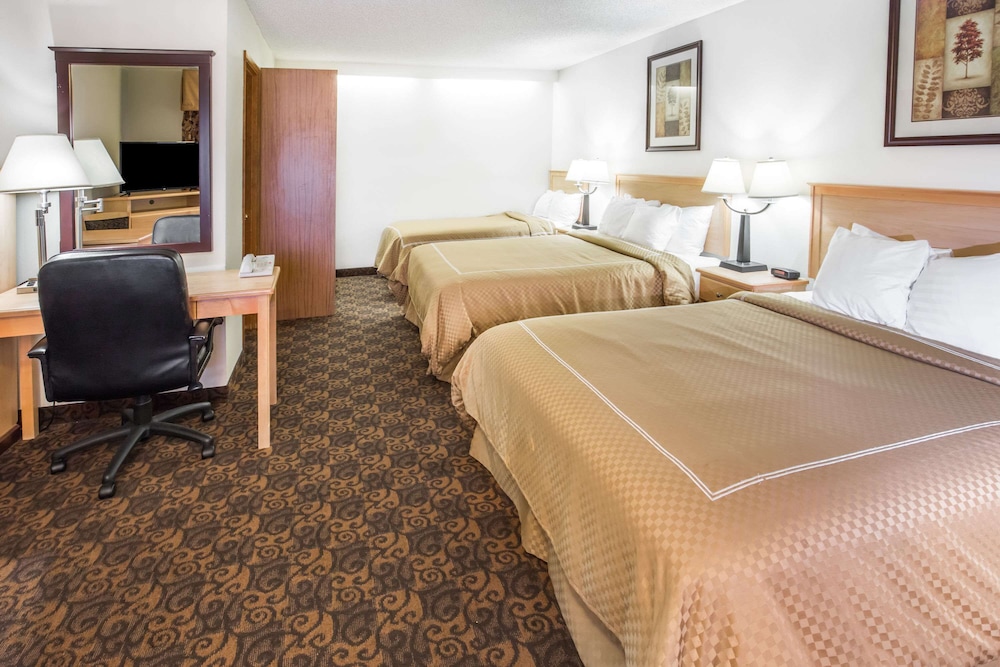 Room, 1 Single and 2 Queen Beds