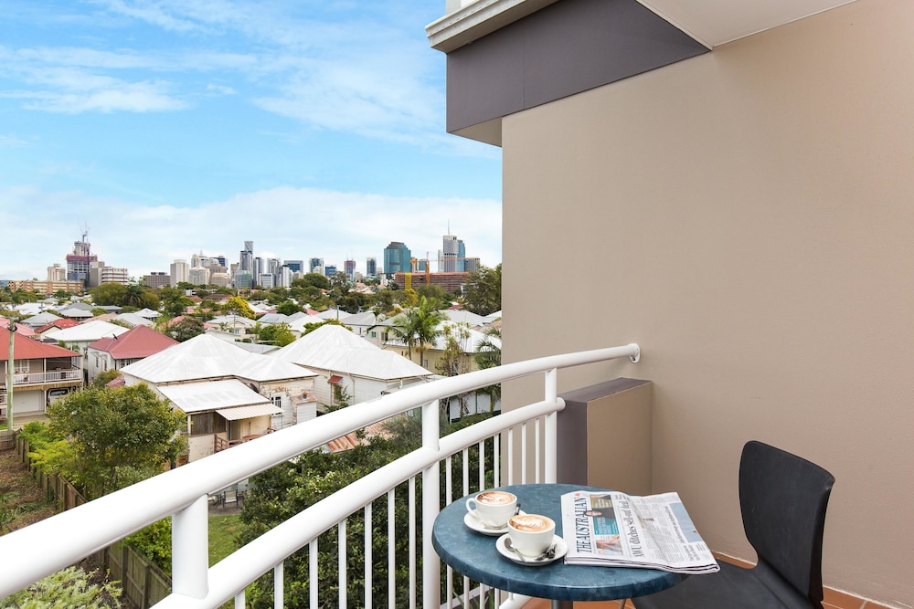 THE WELLINGTON APARTMENT HOTEL 8/48