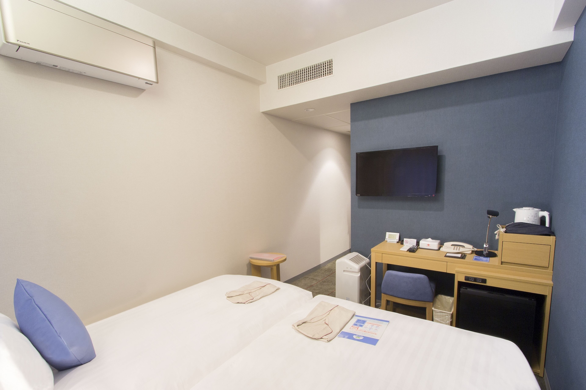 ECONOMY, TWIN BEDS, WITH EXTRA BED