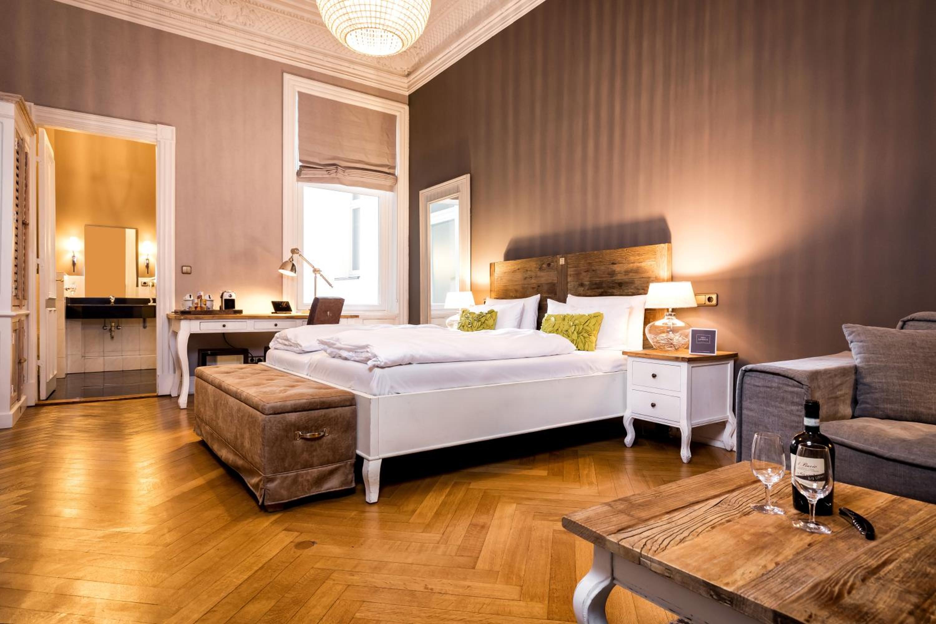 DELUXE, DOUBLE BED, COURTYARD VIEW