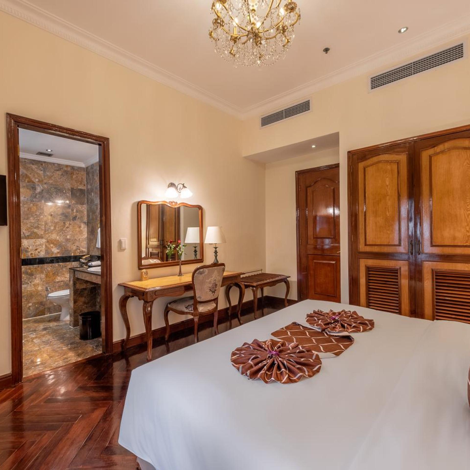 Grand, Executive, Suite, King Bed, City or Balcony View