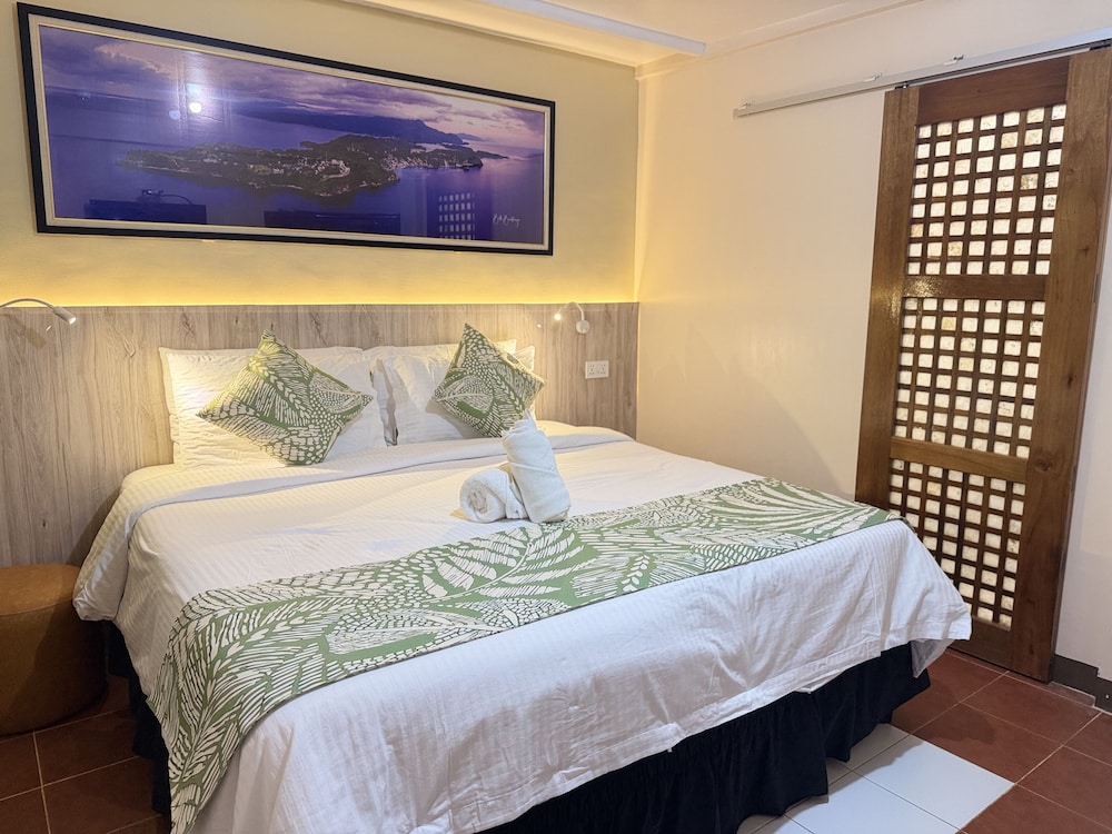ECONOMY, QUEEN BED, POOL SIDE