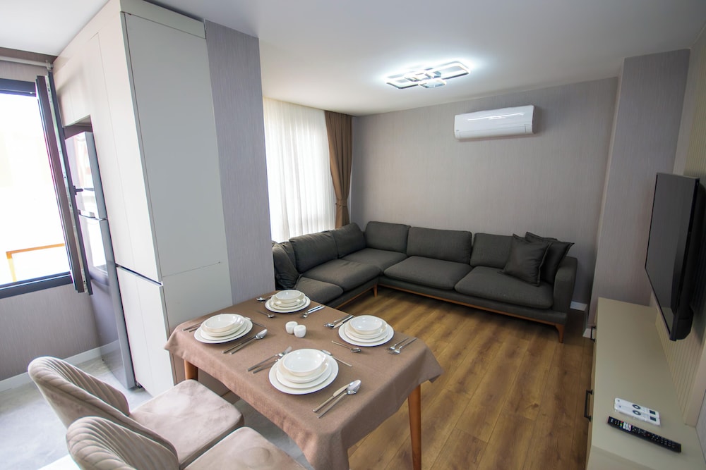 Luxury Life Suites 36/50