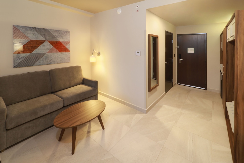 Holiday Inn And Suites Monterrey Apodaca Zona Airport 49/77