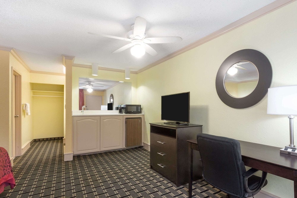 Days Inn By Wyndham Savannah Airport 15/19