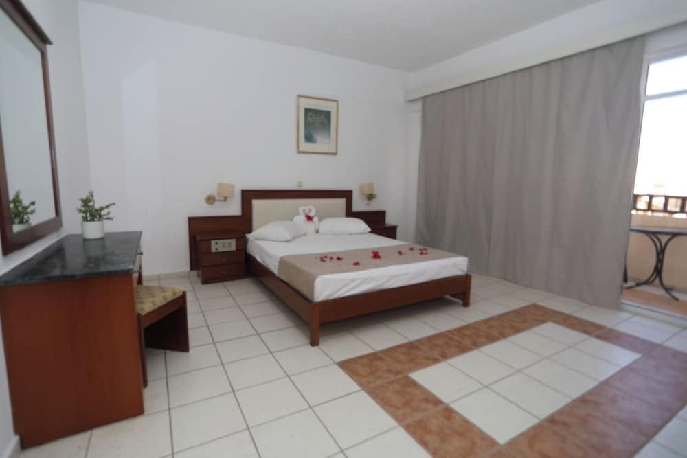 Economy, Queen Bed, Lateral Side Sea View، Maravel Star Art Hotel 5/10