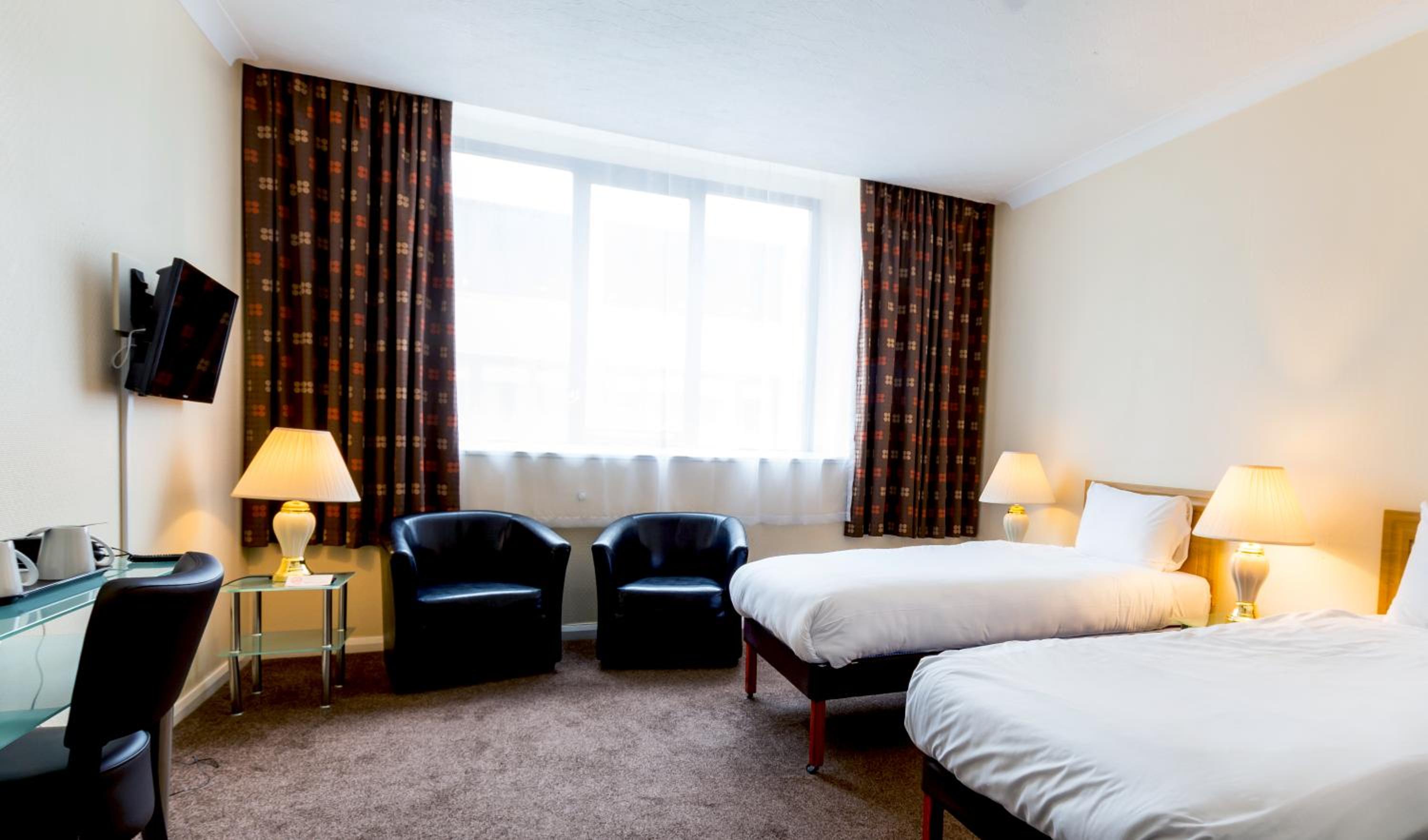 ROOM, TWIN BEDS