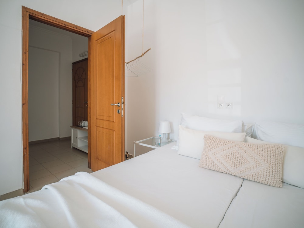 1 BEDROOM, STANDARD, TRIPLE