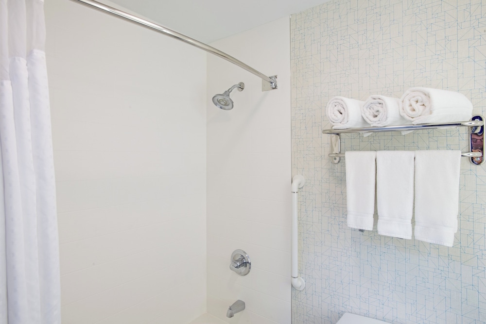 Holiday Inn Express Hotel And Suites Boston Marlboro 62/63