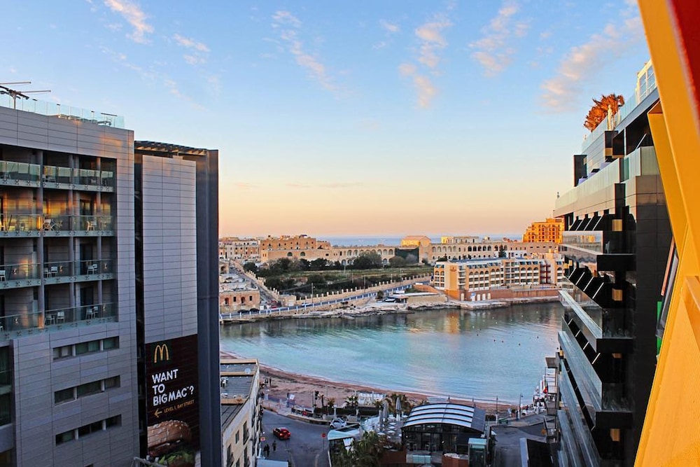 HOLIDAY INN EXPRESS MALTA 27/68