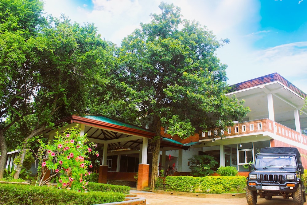 Green Hut Hotel And Restaurant. 2/50
