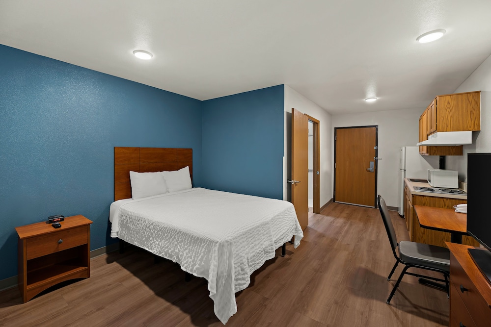 غرفة قياسية بسرير مزدوج بحوض استحمام لذوي الإعاقة، WoodSpring Suites El Paso I-10 Southeast 2/3