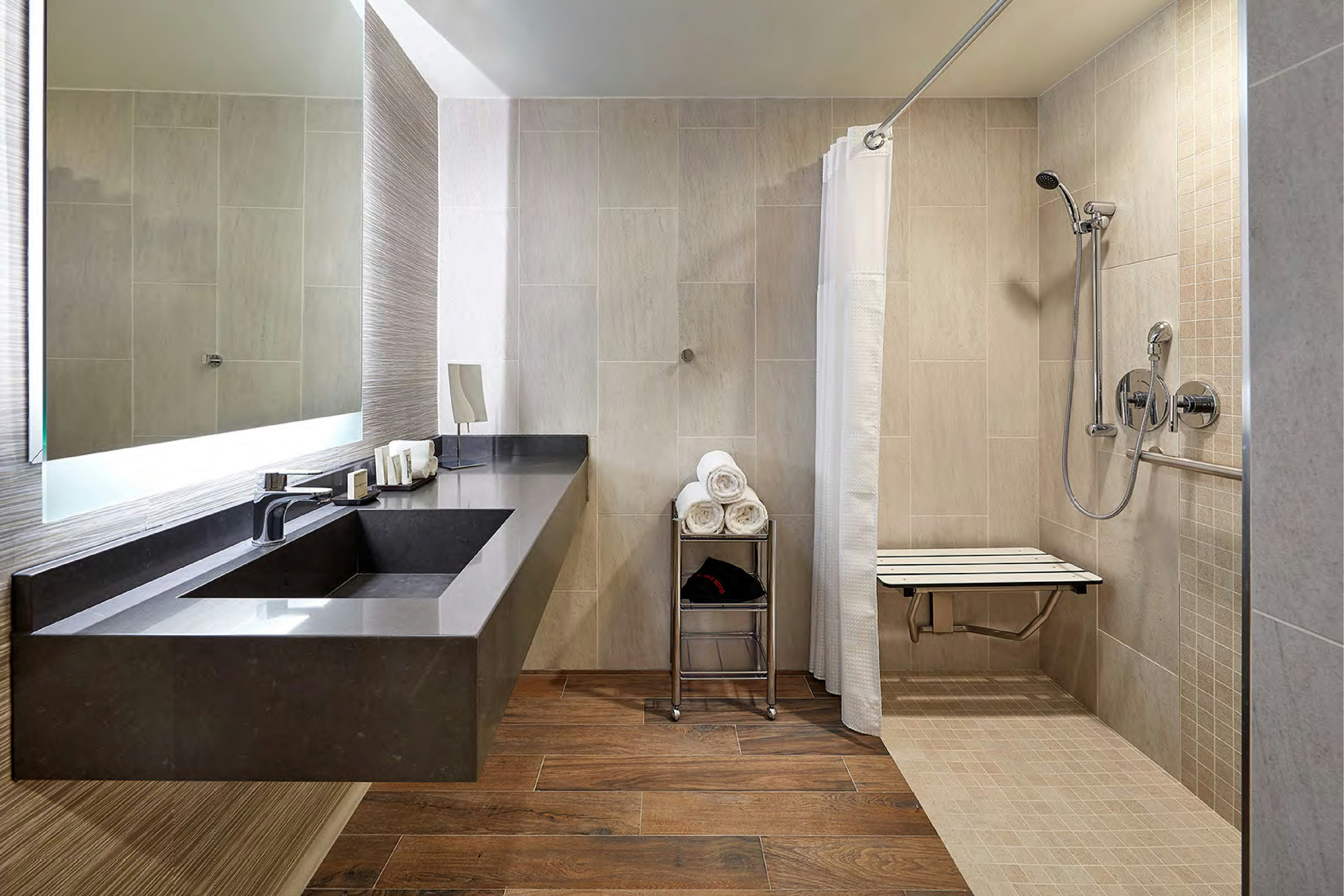 Junior Suite, 2 Queen beds, Accessible