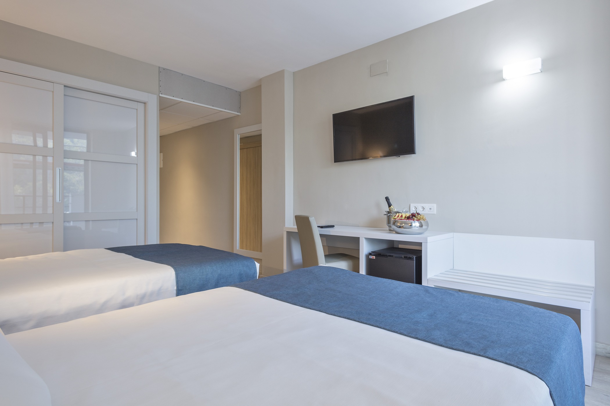 ROOM, DOUBLE OR TWIN BED