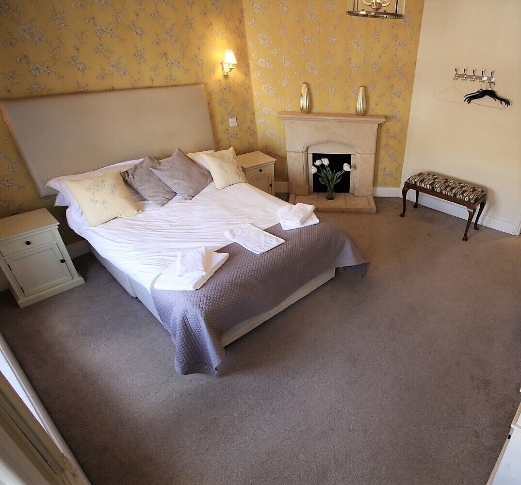 ROOM, DOUBLE BED