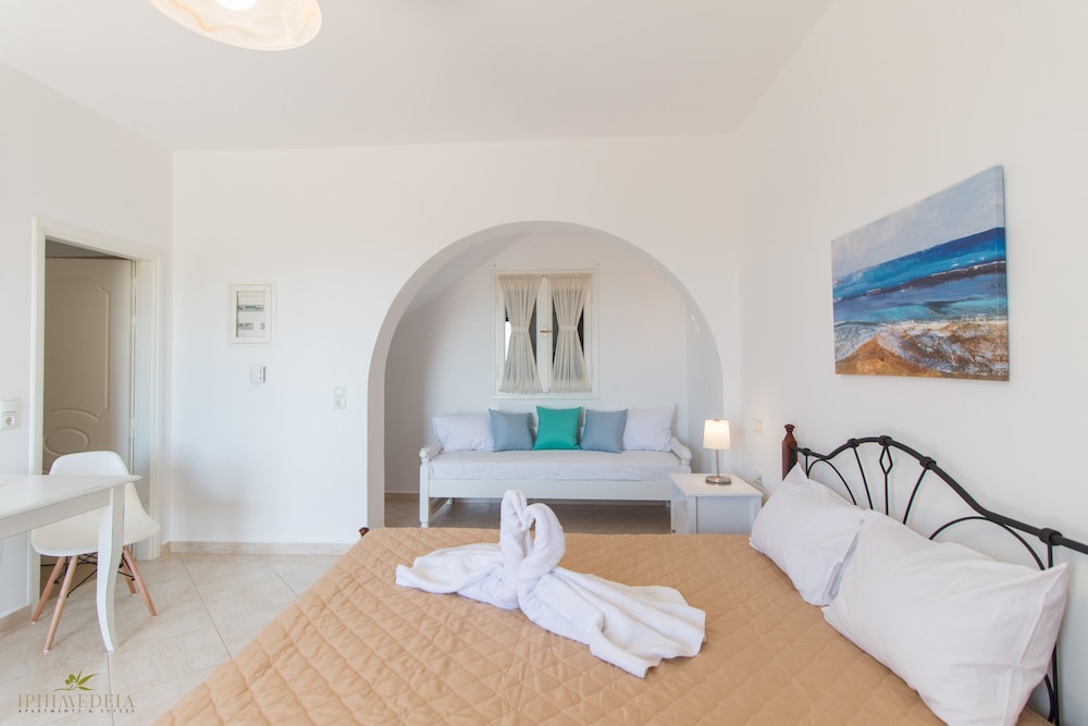 Iphimedeia Apartments Suites 12/75