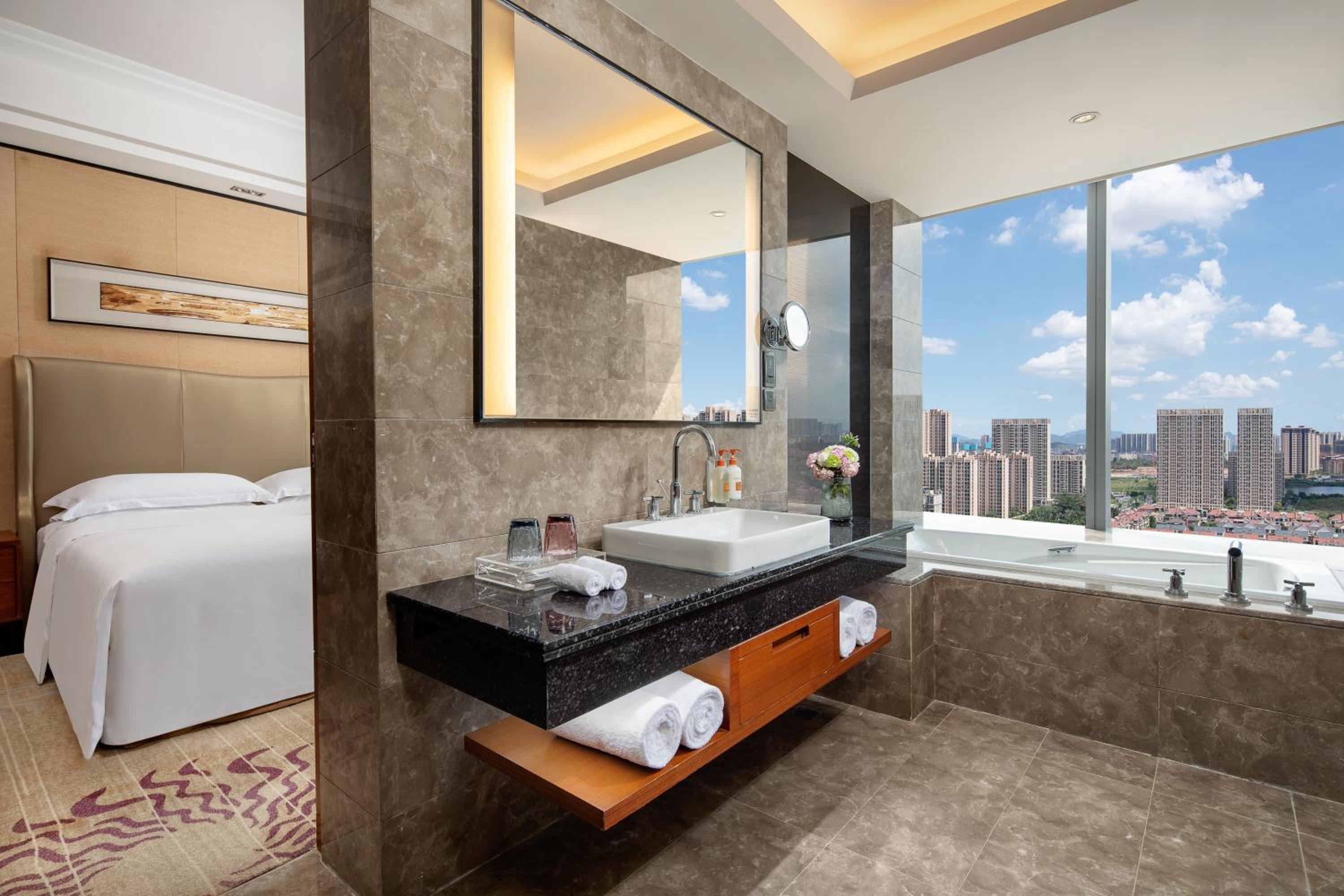 جناح بسرير كينج بغرفة نوم واحدة مع دخول الصالة، Crowne Plaza Huizhou 6/6