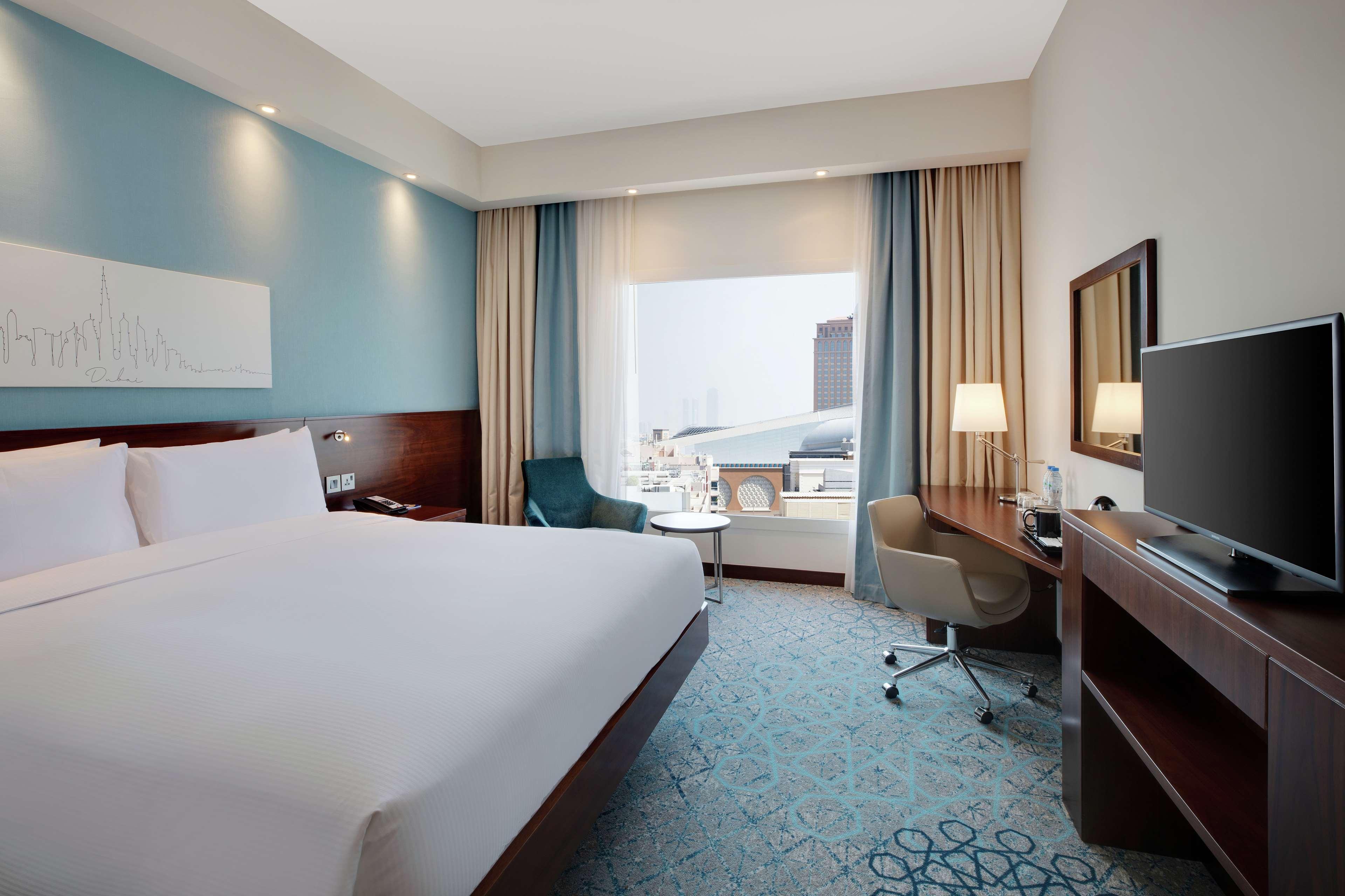 GUEST ROOM, KING BED