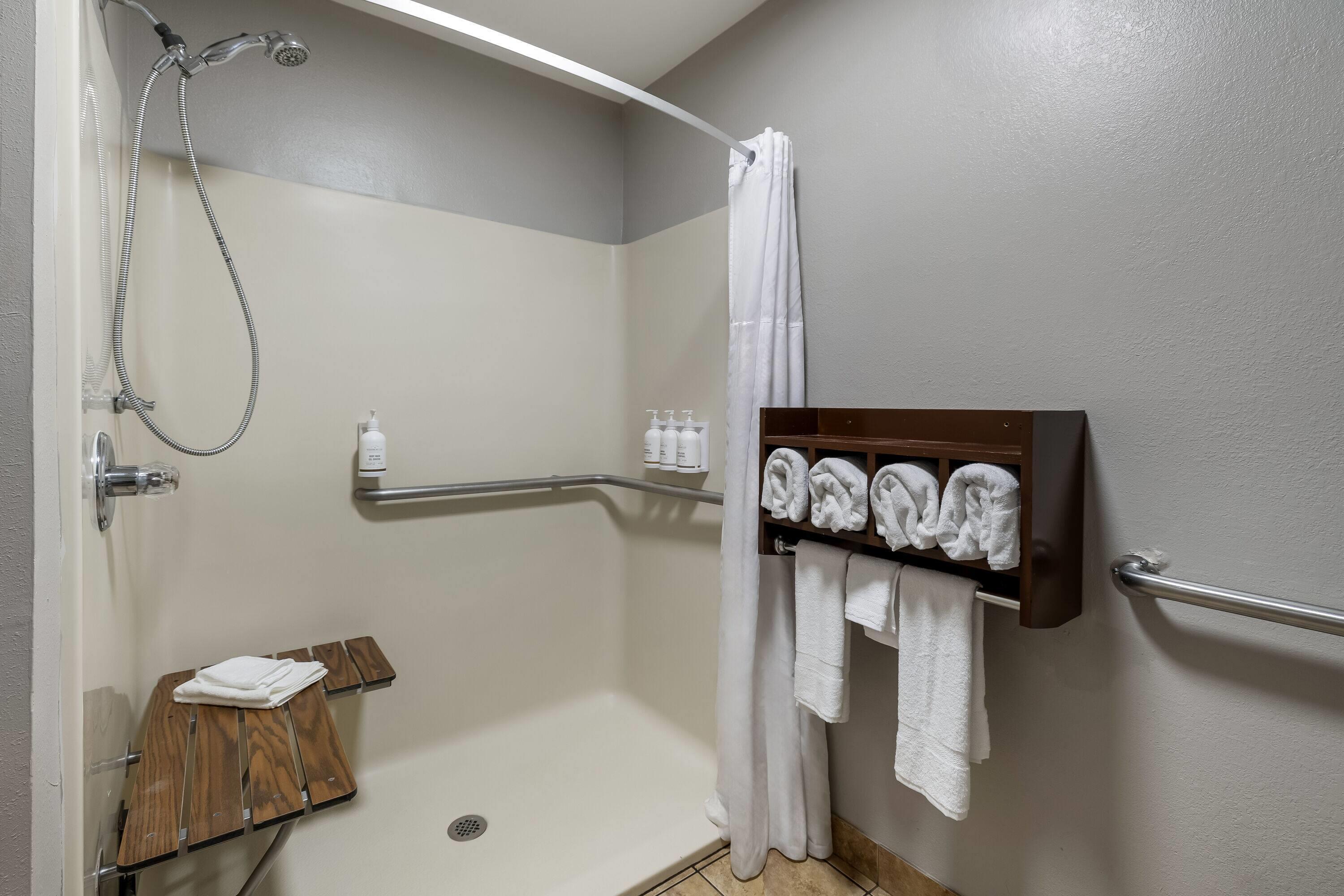 غرفة رباعية بسريرين كوين لذوي الإعاقة، La Quinta Inn & Suites by Wyndham Louisville East 5/6