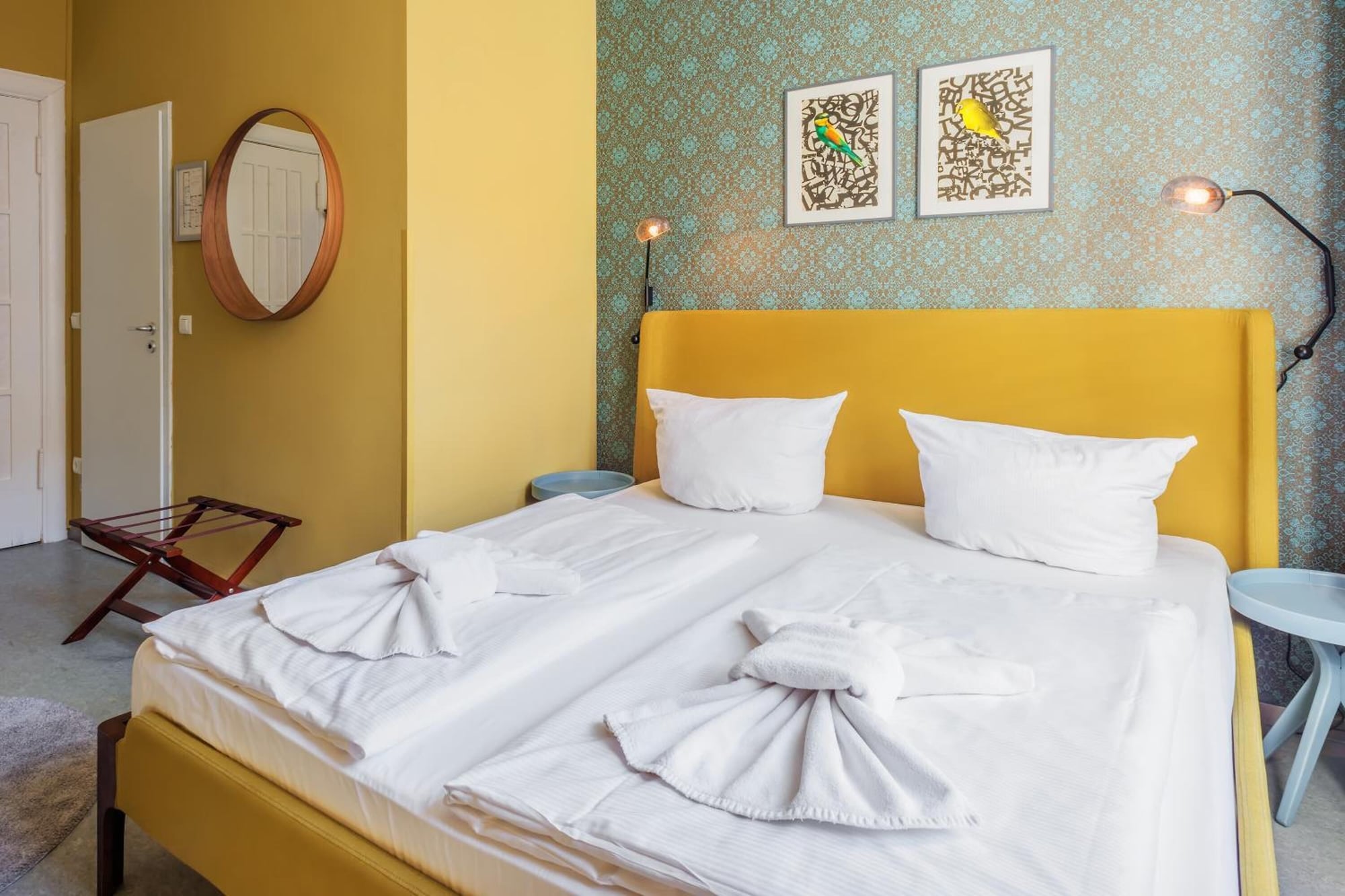 ROOM, DOUBLE BED