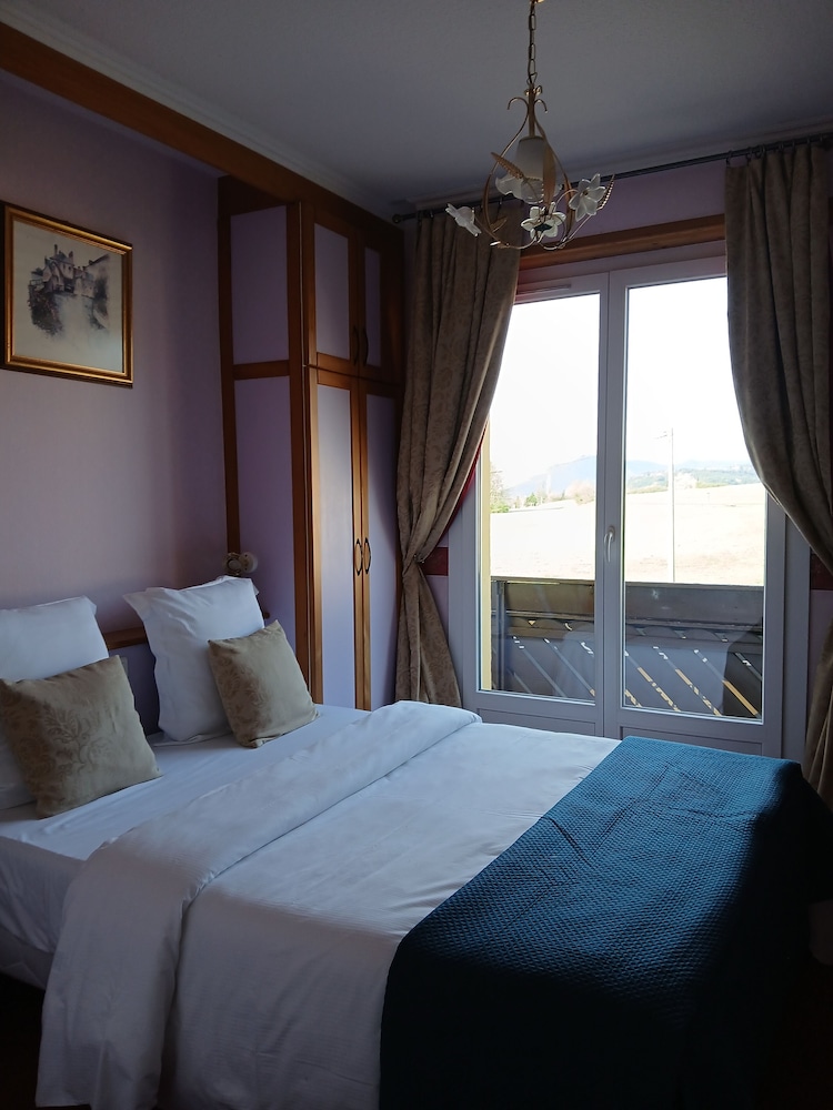 LOGIS HOTEL DES ROCHES 16/60