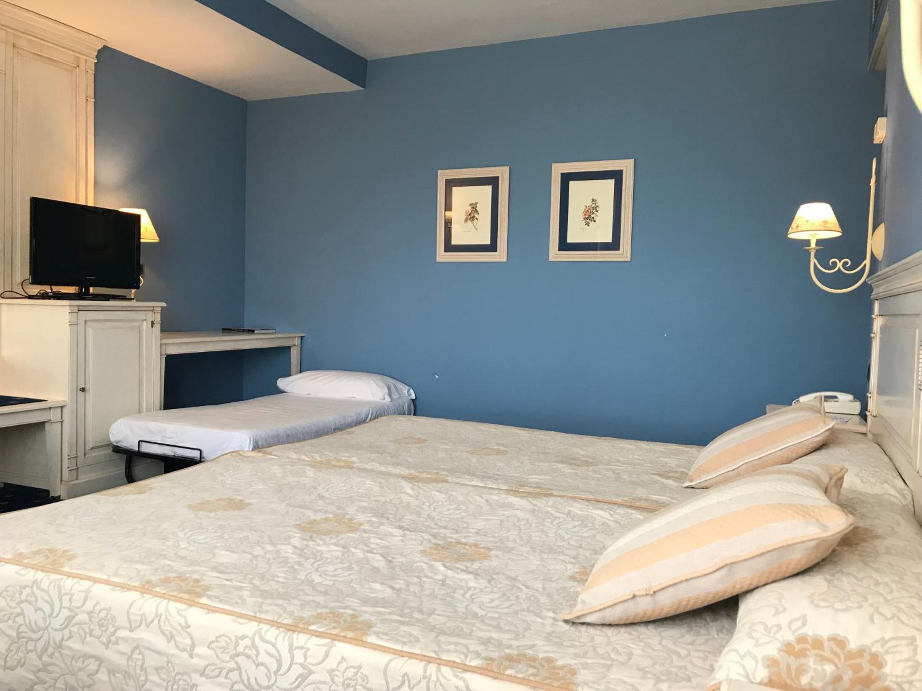 Room, Triple, Hotel Leonor Miron 2/4