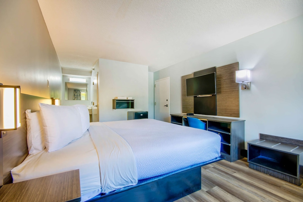 Motel6 Jeffersonville, IN - Louisville 11/33