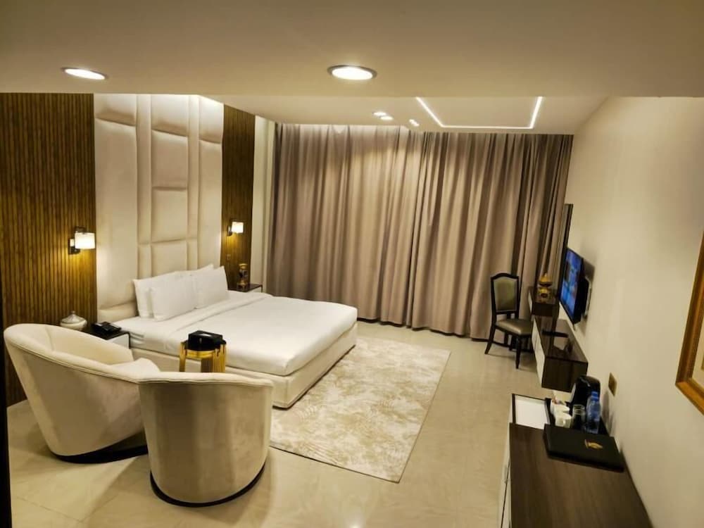 Deluxe, King Bed, Hill View