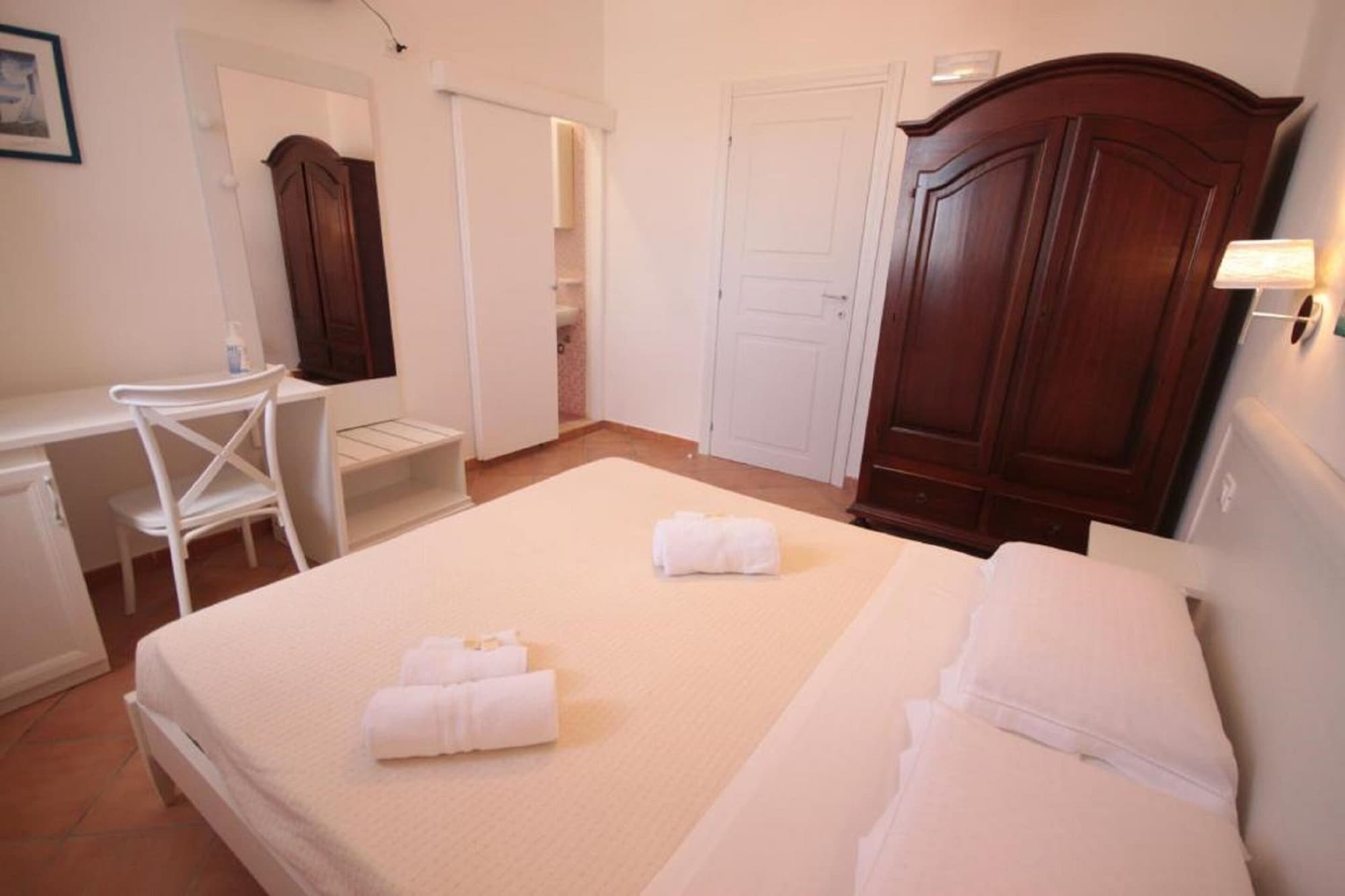 ROOM, SINGLE