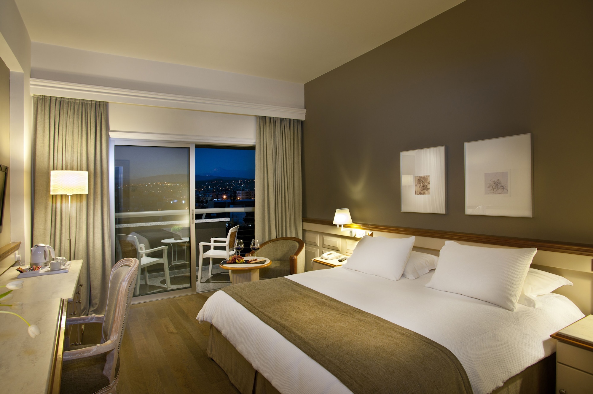 JUNIOR SUITE, DOUBLE BED, CITY VIEW