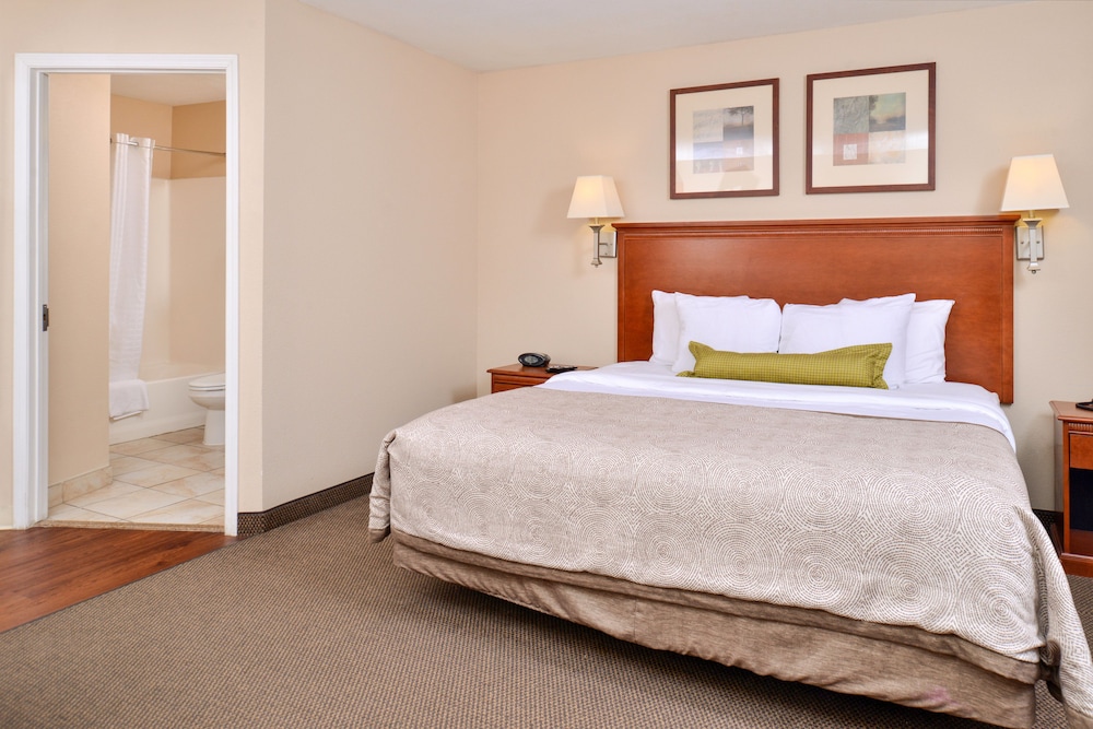 Candlewood Suites Lafayette- River Ranch 7/58