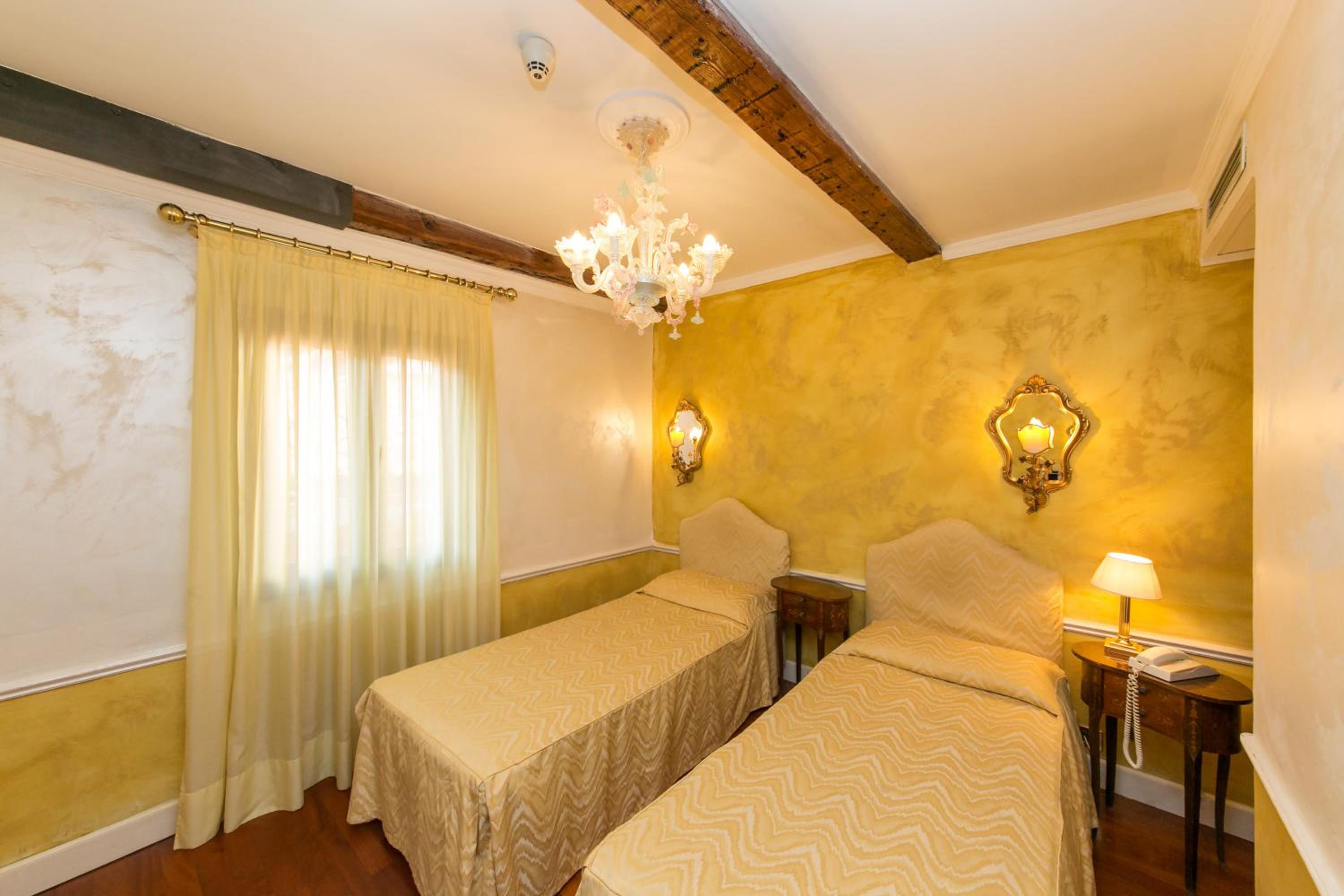 Room, Double or Twin Bed, Hotel Pantalon 2/5