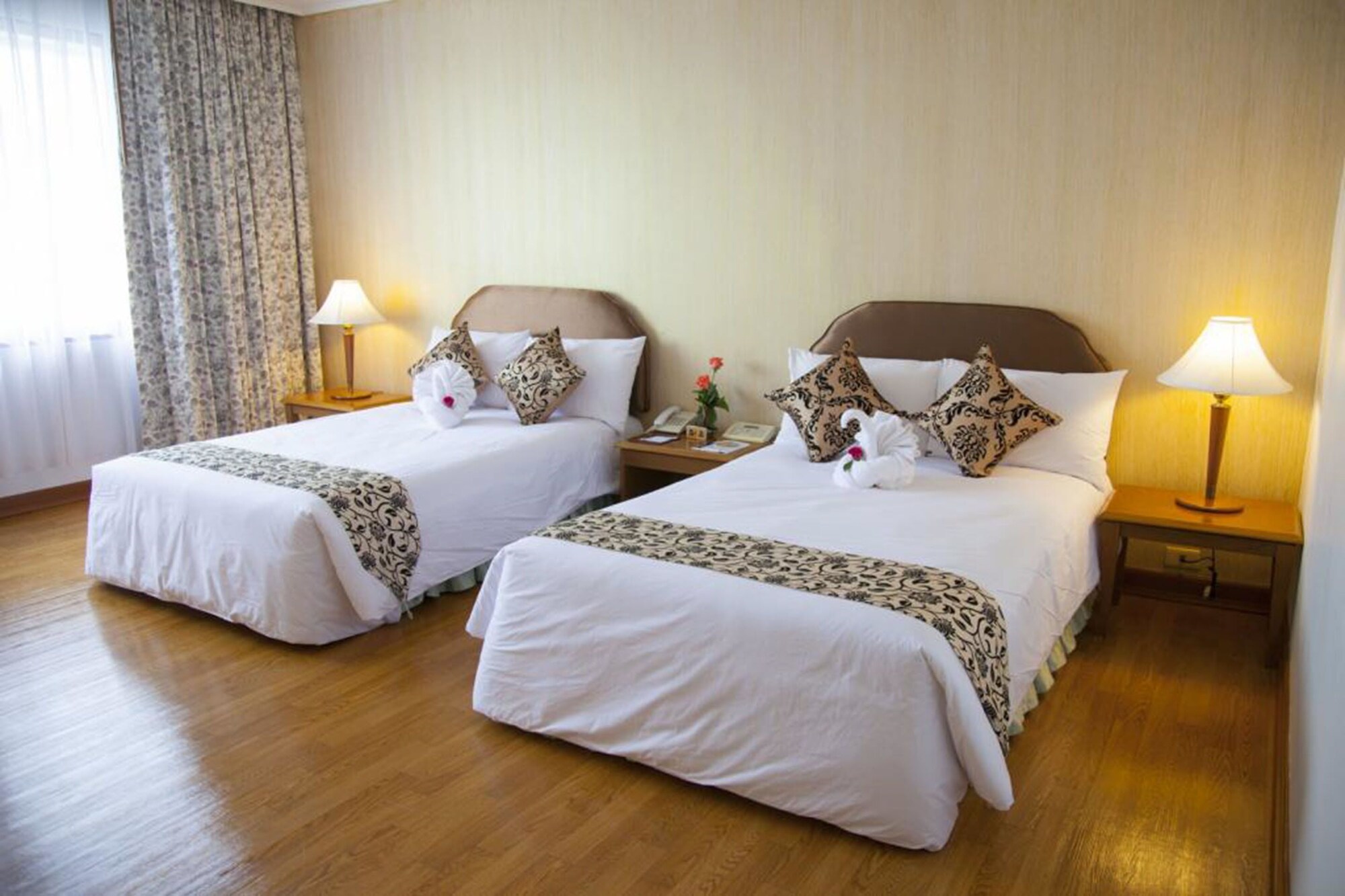 PREMIER, DELUXE, TWIN BEDS
