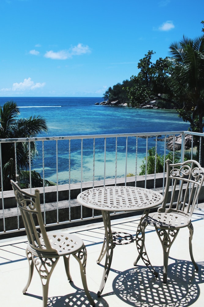 CROWN BEACH HOTEL 3/50