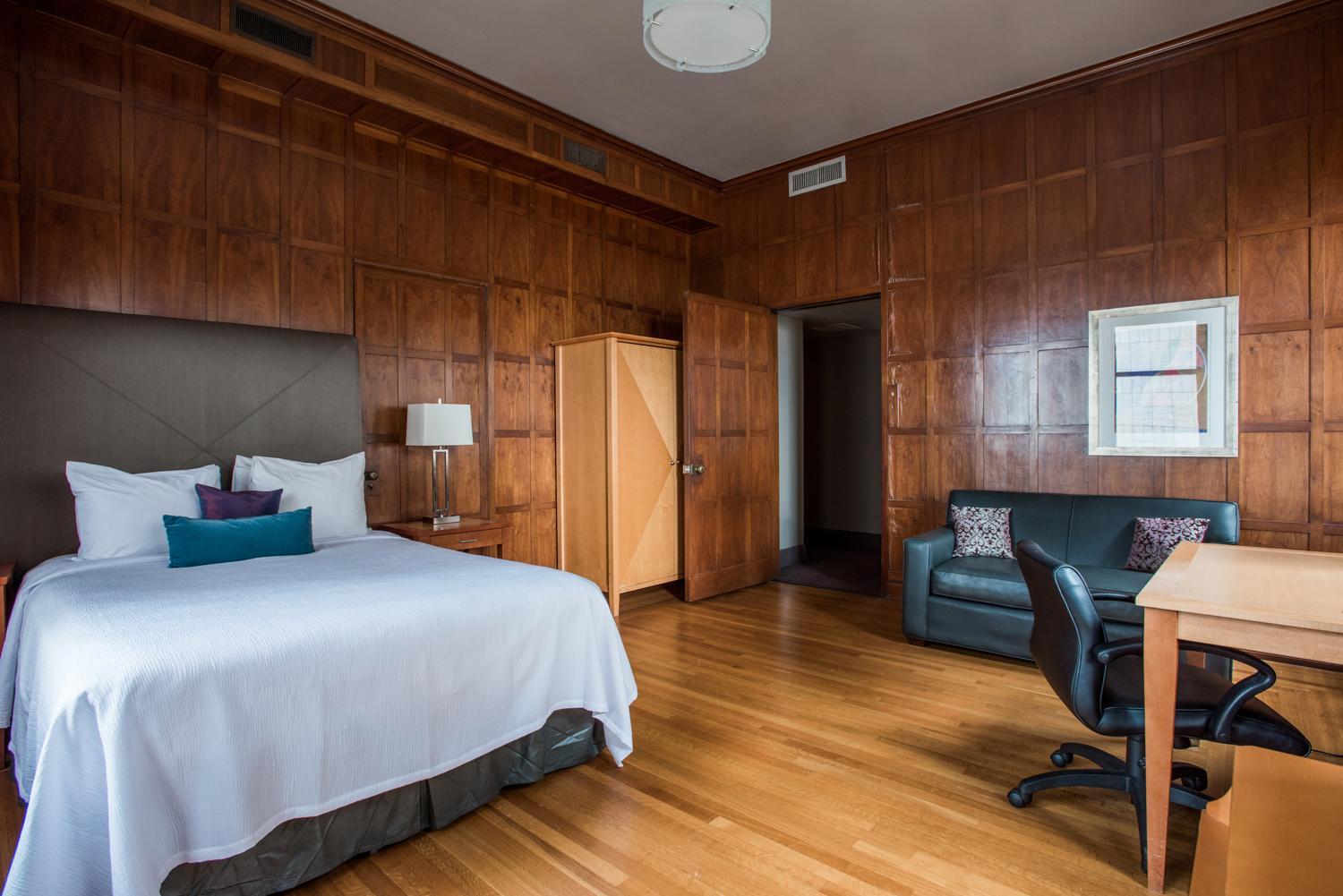 DELUXE, QUEEN BED, PARLOR